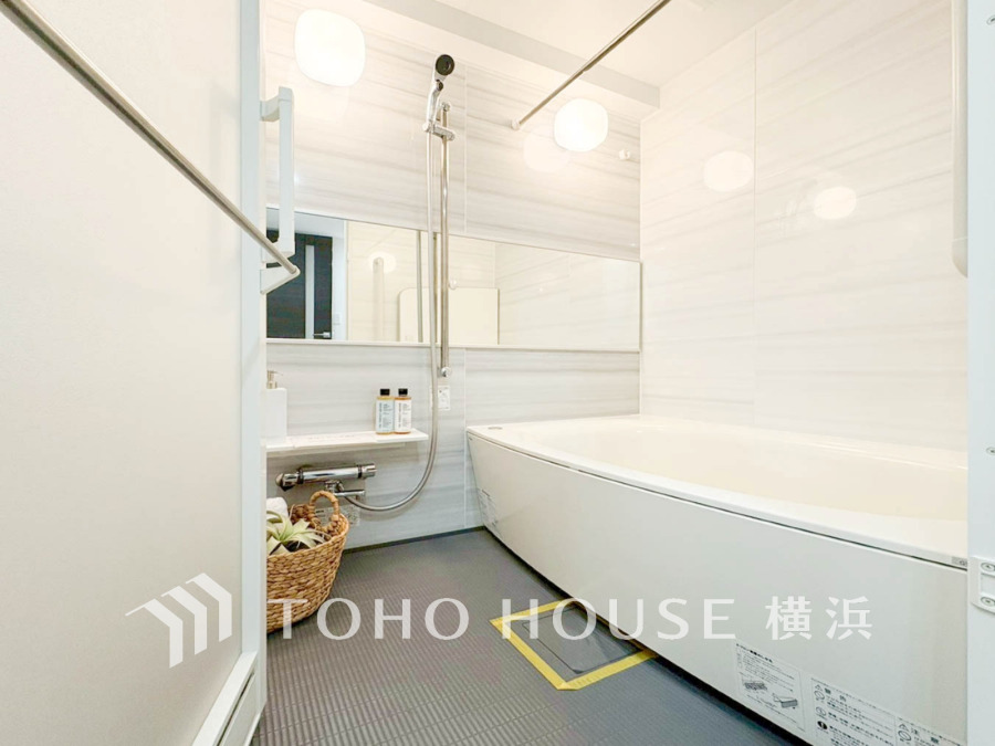 1日の疲れを取り心身を癒すことができる住まいの中のリラクゼーション空間、バスルーム。心からゆったりと寛いでいただけるよう、柔らかな色合いで仕上げています。