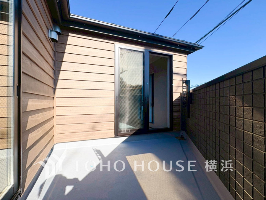 広いバルコニーは、暮らしの中での光と風を演出してくれています。見事なまでの開放的な空間をお楽しみください。