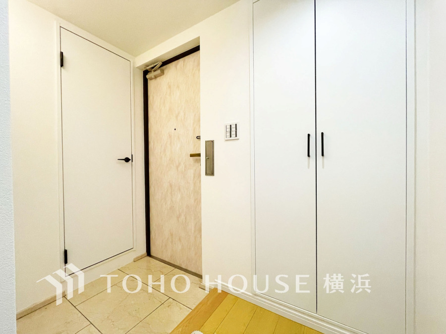 清潔感溢れる玄関がお出迎えする本邸宅の物語は、ここから始まる日常を期待させます。この場所には「希望」と「優越」で包み込んでくれる「特別」な空間があります。