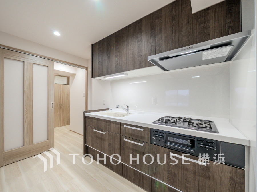 新規交換された清潔感溢れるキッチン。リビングとの一体感のある開放的な空間です。
