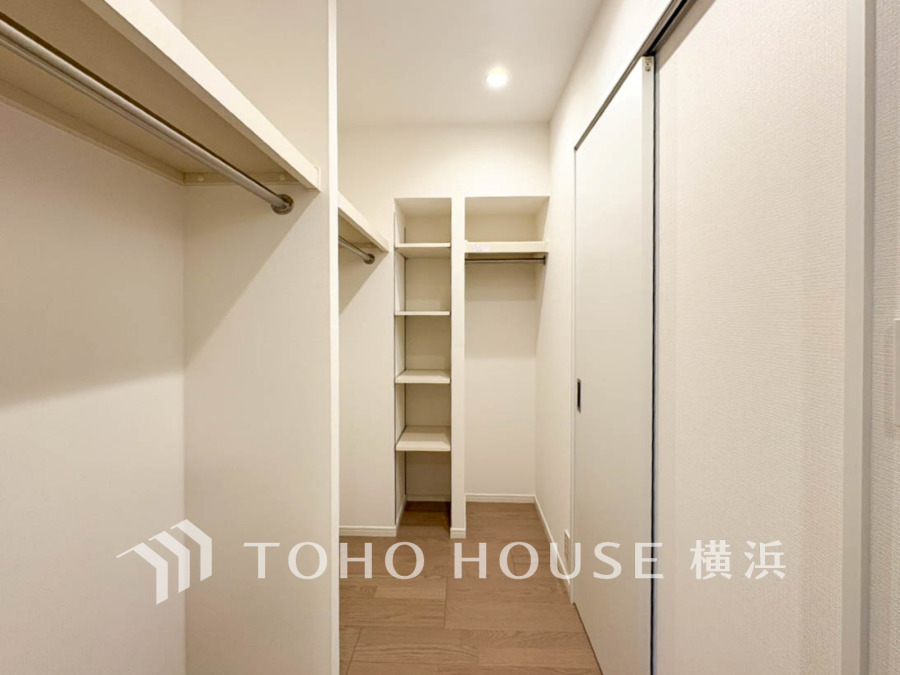 収納力豊富な大きなウォークインクローゼット。棚やハンガーパイプで効率的に整理整頓可能な快適スペースです。