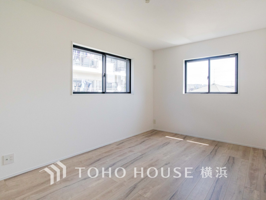 穏やかな風と陽光を導き、プライバシーに配慮された設計プランを採用し、居住性を一段と心地よいものにしています。明るく開放的な空間を演出しております。