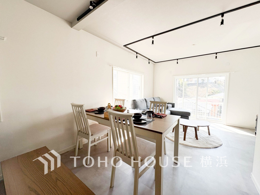 家族と過ごすひと時を溢れる光が優しく包み込むリビングダイニング。家族とともに、心穏やかに過ごすひととき。家族との時間、自分の時間を大切にできる空間がここにあります。