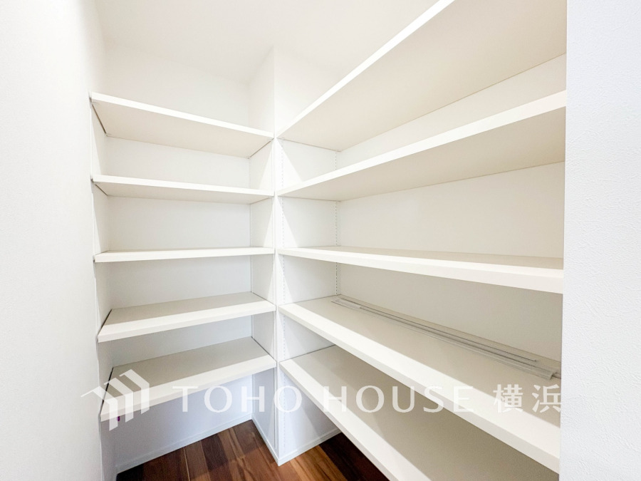 たっぷり収納できる白を基調とした清潔感あふれるウォークインパントリー。整理整頓も簡単です。