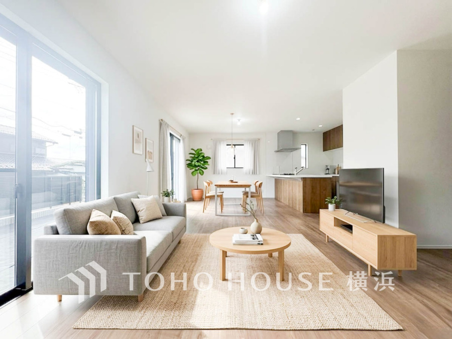 家族みんなが爽やかに健やかに過ごせるように、溢れる光をたっぷり取り込んだリビングダイニング。（家具・装飾品はAI加工です）