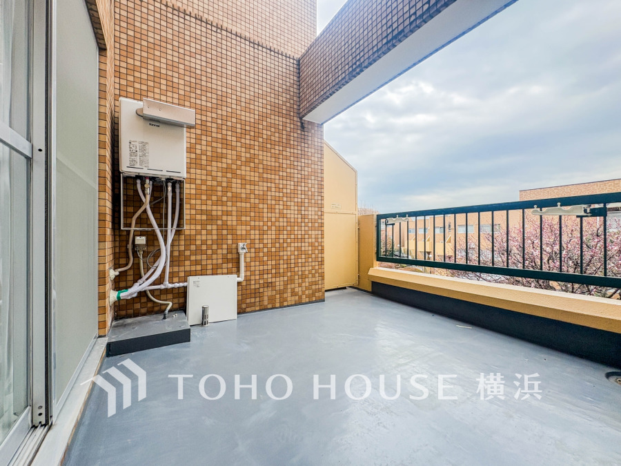 空が広がる屋上テラス、プライベート性の高い空間を楽しむと同時に朝焼けや星空を見ることで癒しを得ることが出来ます。