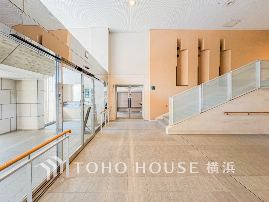 足を踏み入れると静穏な時間が流れるエントランスホール。心やすらぐ憩いのスペース。ゆったりと寛ぎながら、思い思いの時間を過ごせる空間です。