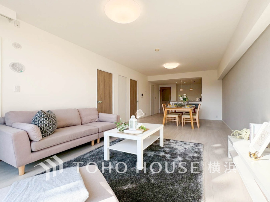 光と風があふれる開放的なリビングダイニングには自然と家族みんなが集まってきます。明るく穏やかな空気の中で飲んだり、食べたり、笑ったり。