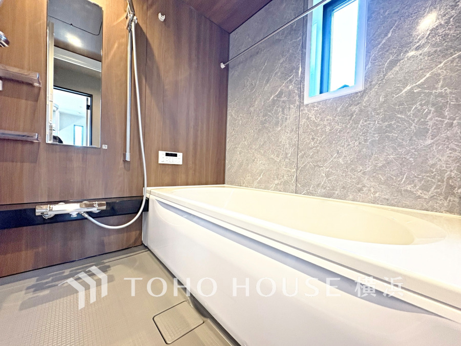 上質が感じられるカラーリングで、清潔な空間美を実現。一日の疲れが癒される優雅なバスタイムを堪能できるゆとりあるバスルームです。（