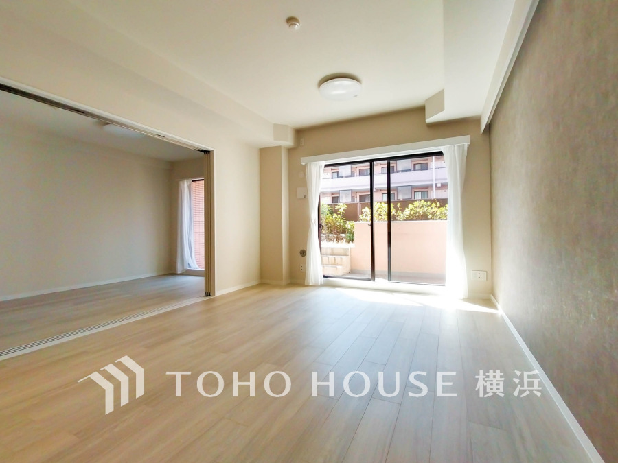 大きな窓から自然光が差し込む、明るく開放的なリビングダイニング。