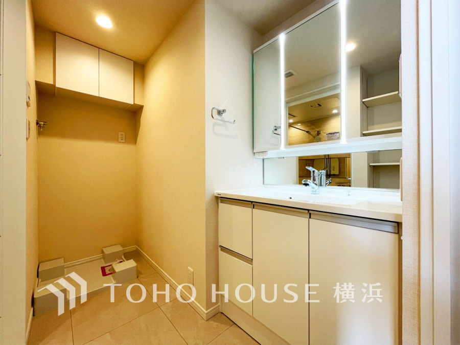 十分な大きさの洗面台は収納もさる事ながら、身だしなみチェックや歯磨きなど、朝の慌ただしい時間でもホテルライクなスペースで余裕とゆとりを感じて頂けます。 