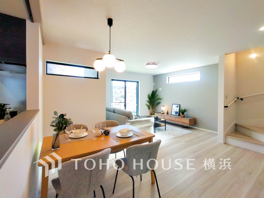 明るく開放的な空間が広がるLDK。室内には豊かな陽光が注ぎ込み、爽やかな住空間を演出。
