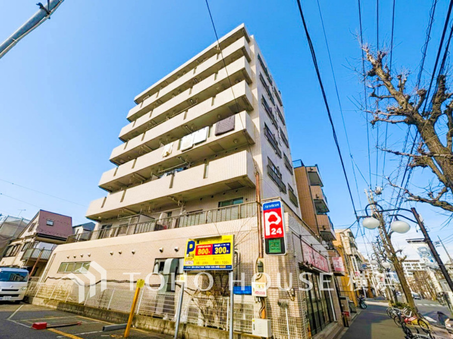 時代の流れに惑わされないシックなカラートーンで街並みに溶け込む外観は、主張し過ぎず、また平凡になり過ぎず絶妙なコントラストで輝きを放ちます。