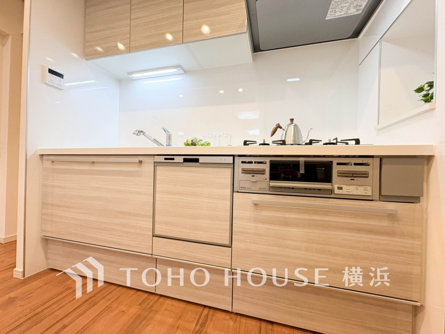 新規交換された清潔感のあるシステムキッチンは便利な機能を搭載。