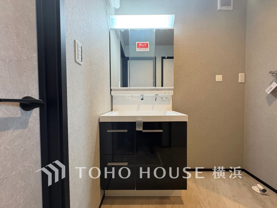 十分な大きさの洗面台は収納もさる事ながら、身だしなみチェックや歯磨きなど、朝の慌ただしい時間でもホテルライクなスペースで余裕とゆとりを感じて頂けます。