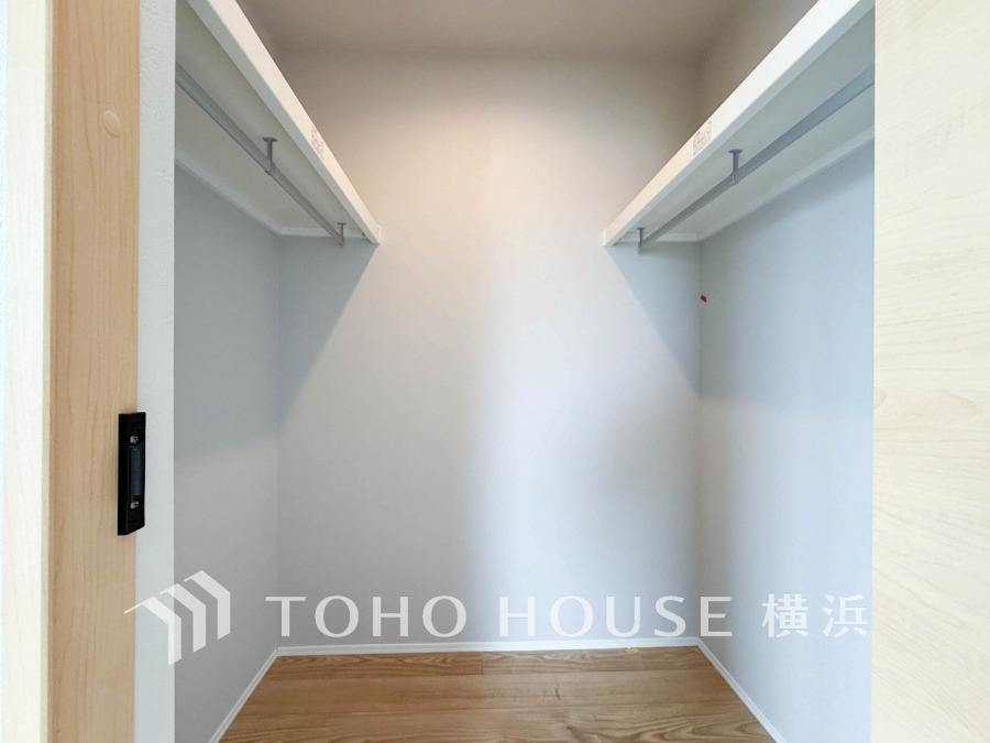 洋服やバッグなどかさばる物を大量に収納できます。タンスなどの収納家具を置かずに済むので、お部屋を丸ごと使えてスッキリ♪