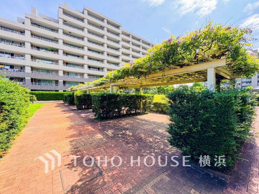 時代の流れに惑わされないシックなカラートーンで街並みに溶け込む外観は、主張し過ぎず、また平凡になり過ぎず絶妙なコントラストで輝きを放ちます。