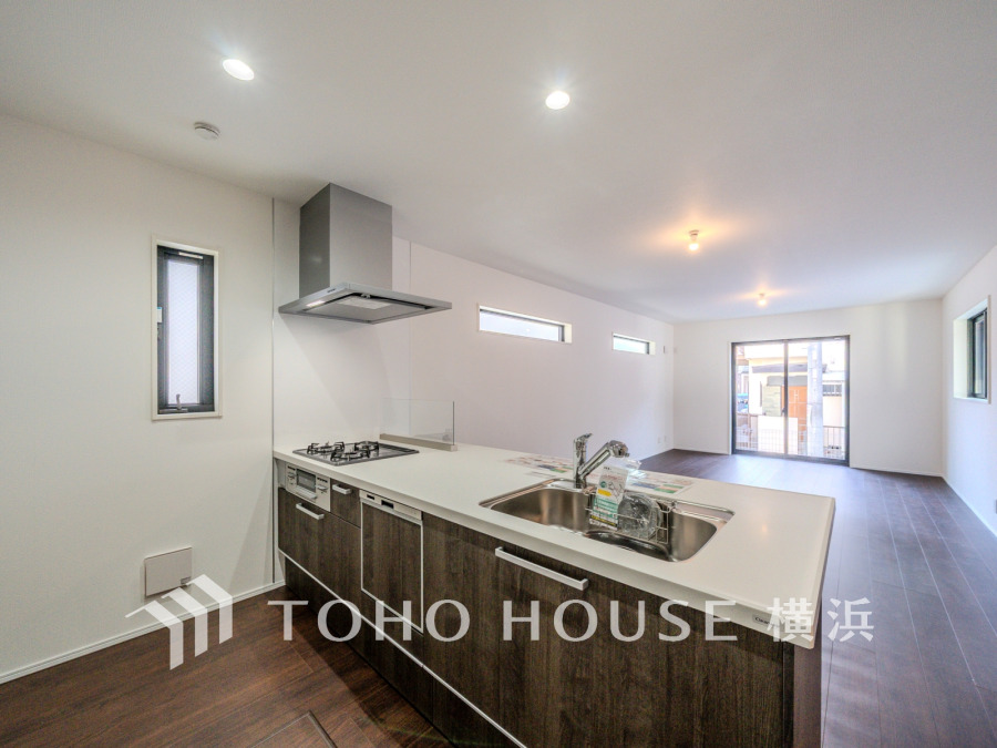 開放的な対面キッチンは、リビングで寛ぐご家族と会話をしながらお料理が出来ます。