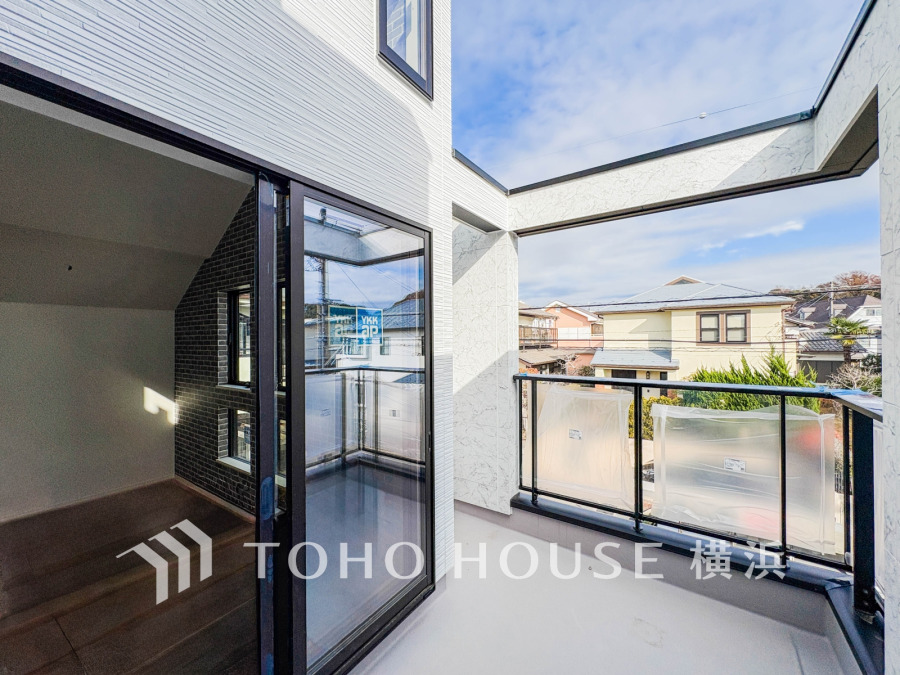 開放感いっぱいの眺望と共に光と風を享受するバルコニー。緑豊かな景観を眺めることができます。（2025年12月撮影）