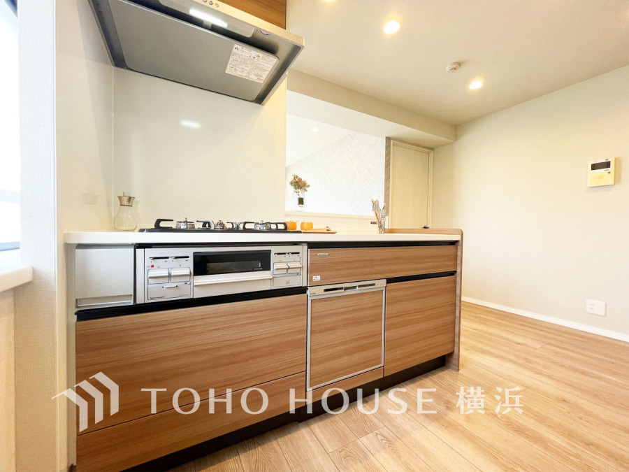 プライベートスペースを彩るインテリアとしての美と、快適な日常を支える機能性と強さがひとつになったキッチンです。開放的な対面カウンターキッチンはリビングと一体感のある空間。