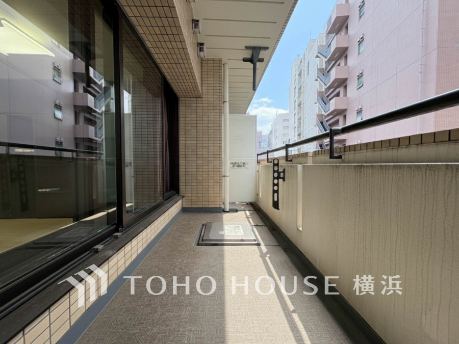 南向きの広いバルコニーから、暮らしの中での光と風を演出してくれています。見事なまでの開放的な空間をお楽しみください