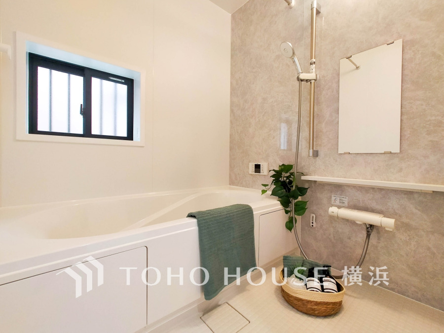 1日の疲れを取り心身を癒すことができる住まいの中のリラクゼーション空間、バスルーム。心からゆったりと寛いでいただけるよう、柔らかな色合いで仕上げています。