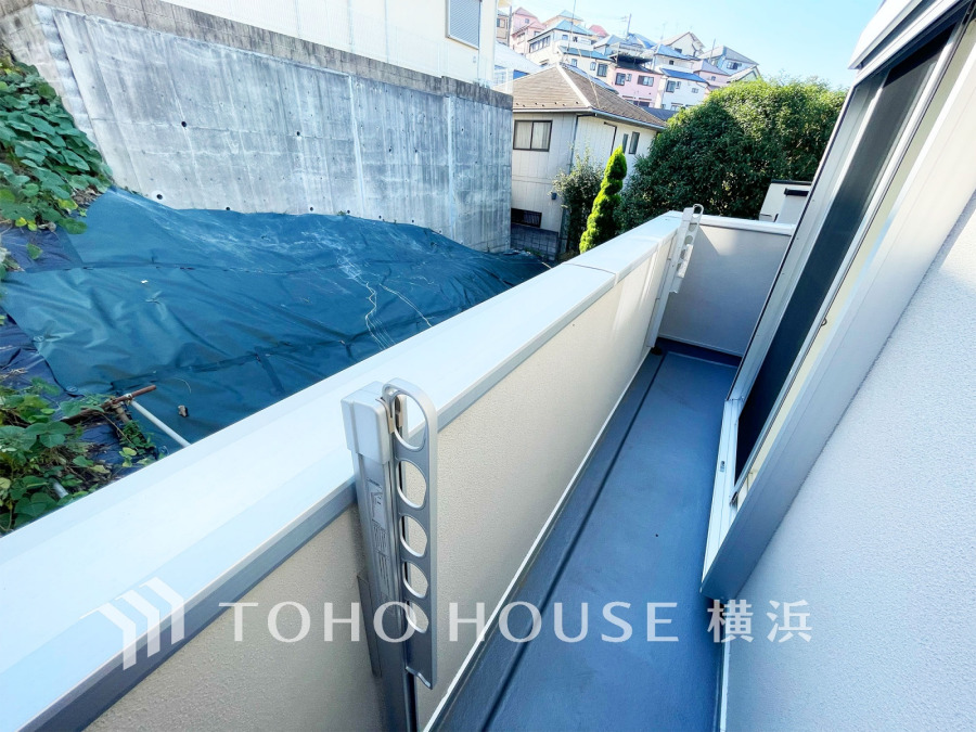 暮らしの中で光と風を演出してくれるバルコニー、見事なまでの開放的な空間を演出しながら、プライベート性も確保された空間は我が家の自慢。