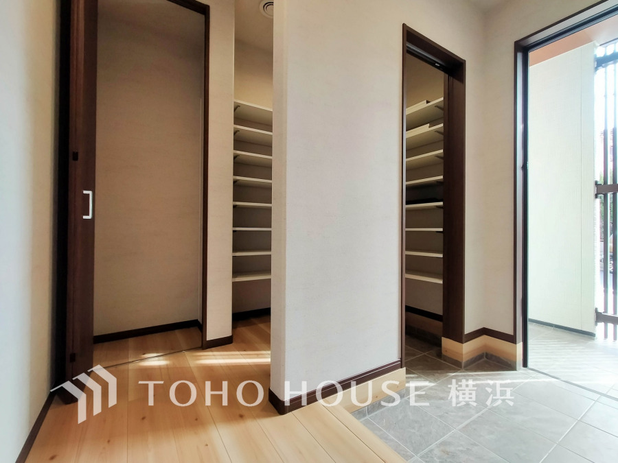 玄関には、ご家族みんなの靴をたっぷりと収納することができるシューズインクローゼットをご用意しました。さらに場所をとるベビーカーやゴルフ道具なども収納できるので、玄関まわりはいつもすっきり。