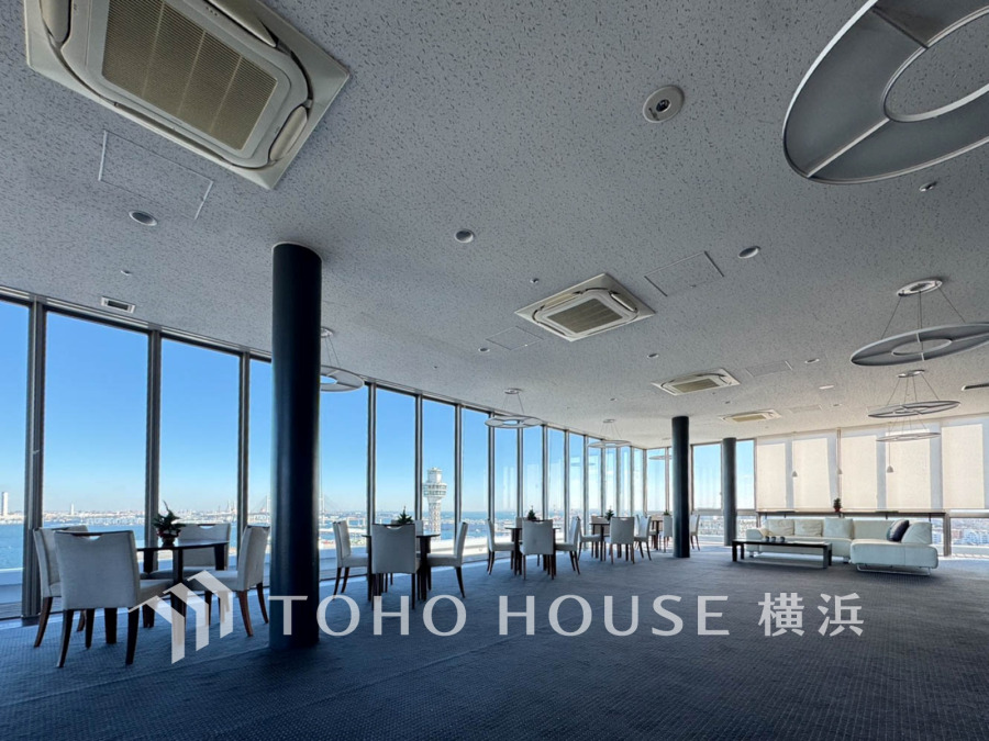 横浜の海を一望できる開放的なスカイラウンジ。住まう人だけの特別な寛ぎの空間。上質で落ち着いた時間をお楽しみいただけます。