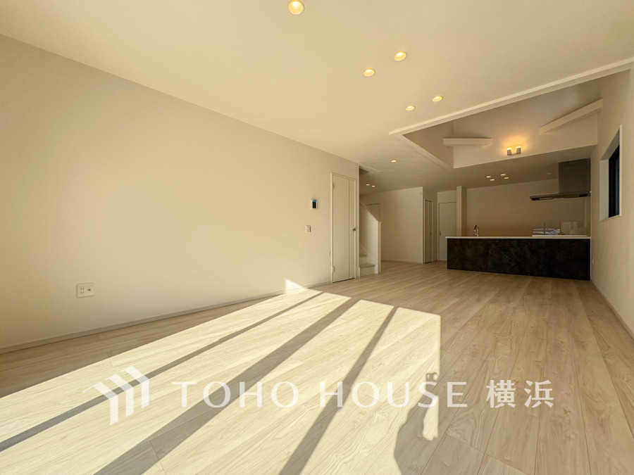 ここにはみんなが集い、食事と楽しい会話が始まる。話に夢中になりすぎて、ついつい時を忘れてしまう。そんな束の間の幸せを感じさせてくれる場所。