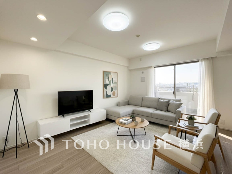 柔らかな色合いのフローリングと清潔感の溢れるクロスが明るい空間を創り出しているリビングダイニング。憩いの場に相応しく、ここで楽しむ家族の時間が絆をより深めてくれそうです。（家具はAI加工です）