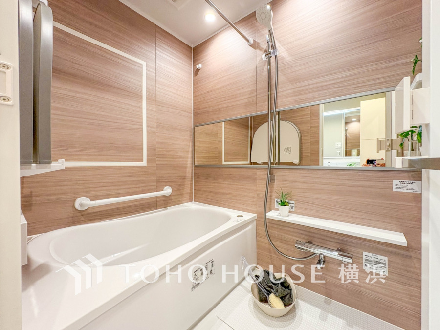 上質が感じられるカラーリングで、清潔な空間美を実現。一日の疲れが癒される優雅なバスタイムを堪能できるゆとりあるバスルームです。