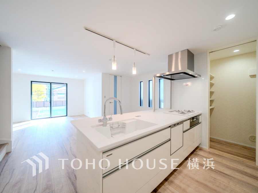 多彩な機能と洗練された美しいデザイン、細やかな優しさが毎日を演出します。プライベートスペースを彩るインテリアとしての美と、快適な日常を支える機能性と強さが一つになったキッチン。