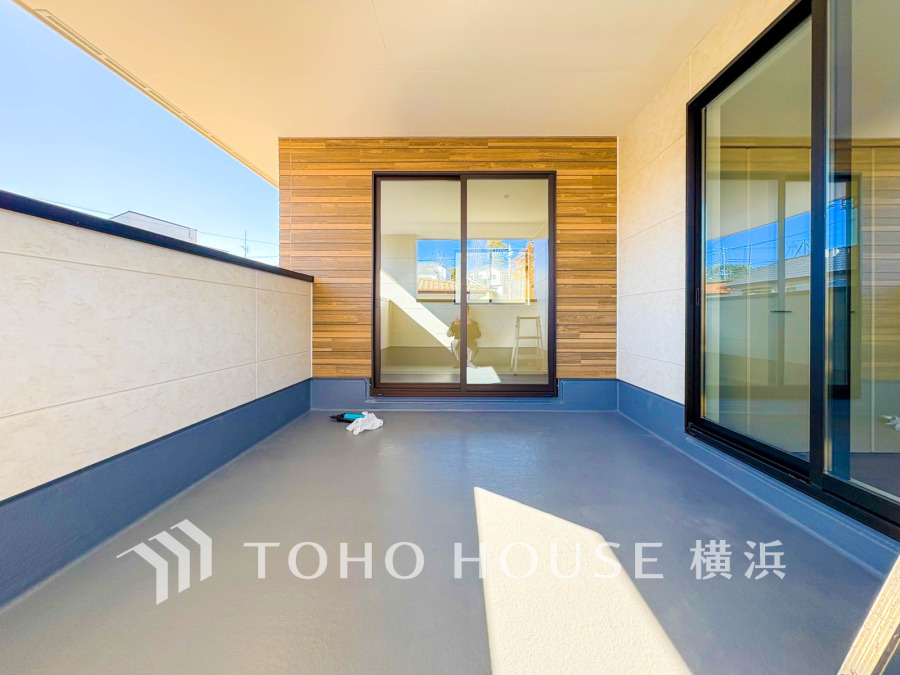 開放感いっぱいの眺望と共に光と風を享受するバルコニー。緑豊かな景観を眺めることができます。