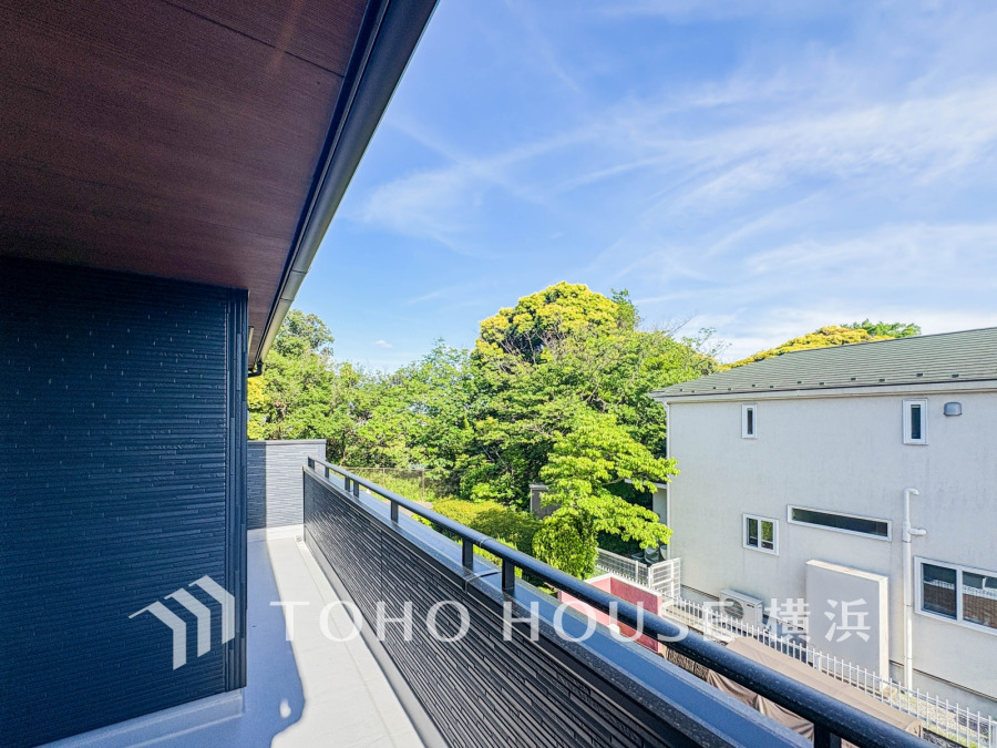 風を感じ青い空から太陽の恵みを感じる温もり溢れる佇まい。住む人を映し出す洗練された佇まいは、いつまでも輝き続けながらいつしか街の風景に溶け込んでいきます。