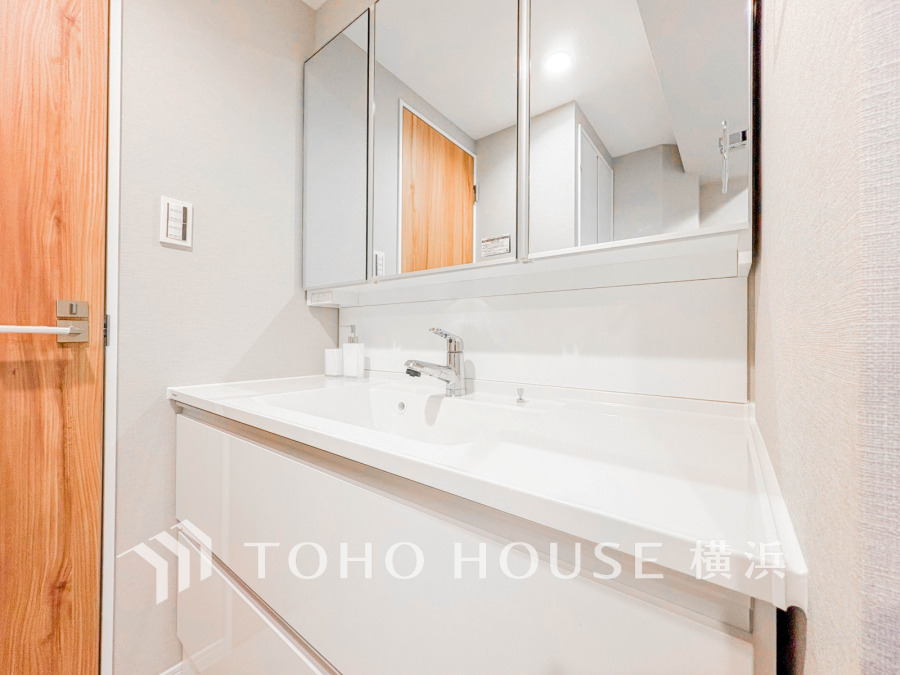 十分な大きさの洗面台は、身だしなみチェックや歯磨きなど、朝の慌ただしい時間でも余裕とゆとりを感じて頂けます。