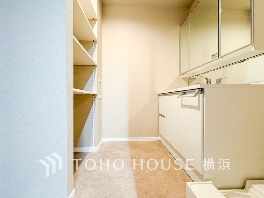 十分な大きさの洗面台は収納もさる事ながら、身だしなみチェックや歯磨きなど、朝の慌ただしい時間でもホテルライクなスペースで余裕とゆとりを感じて頂けます。