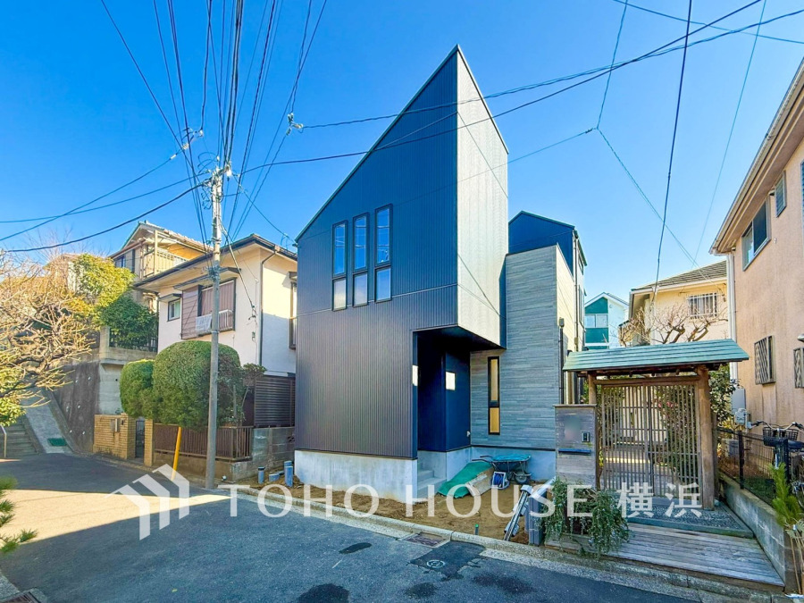 洗練されたモダンデザインのお住まい。閑静な住宅街に調和し、快適な暮らしを実現します。