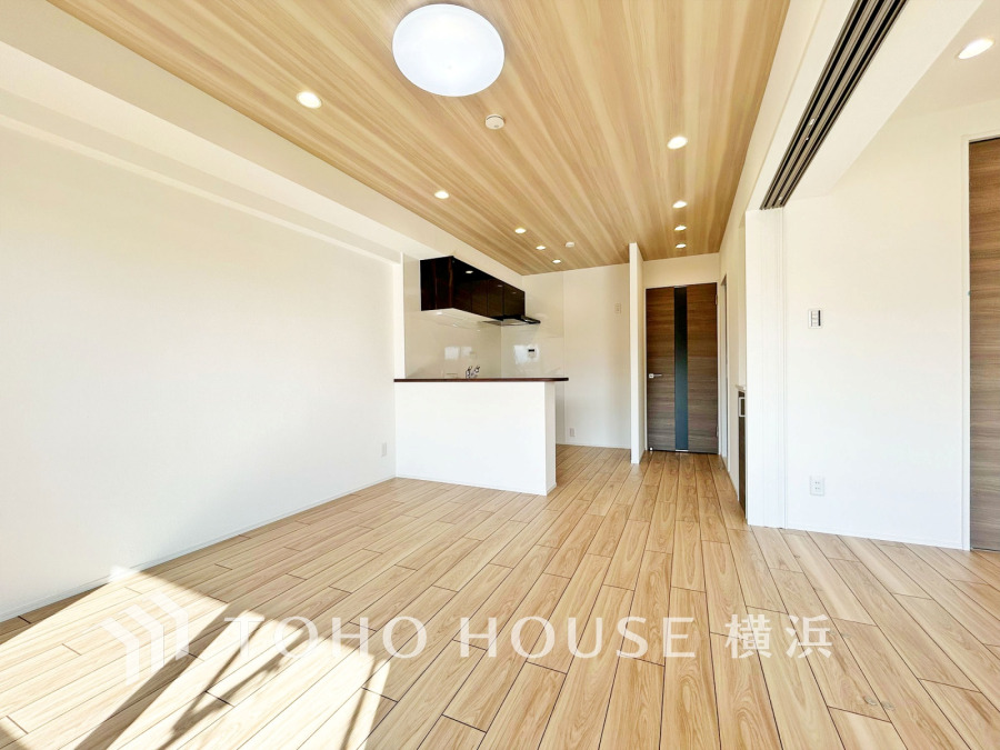 ここにはみんなが集い、食事と楽しい会話が始まる。話に夢中になりすぎて、ついつい時を忘れてしまう。そんな束の間の幸せを感じさせてくれる場所。