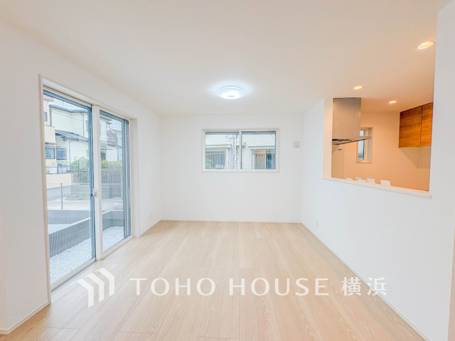 明るい光が差し込む、開放的でシンプルなリビングダイニング。キッチンとのつながりも魅力です。