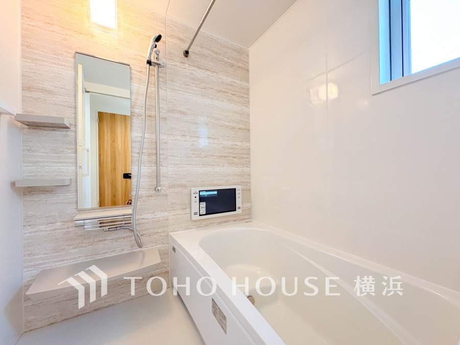 心地よいリラックスを叶える清潔感溢れる美しい空間。快適で機能的なバスルームです。
