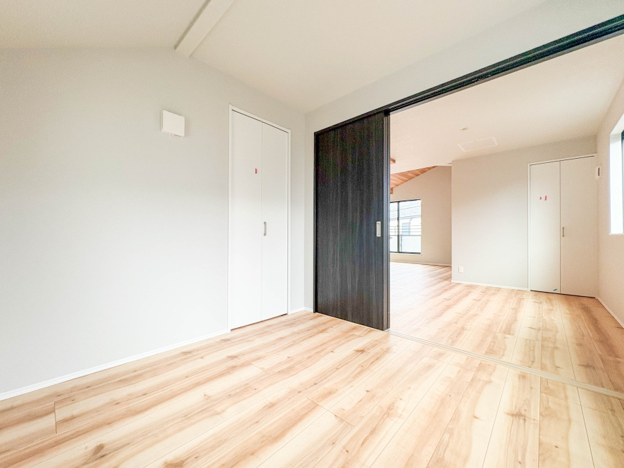 1日の疲れを癒し、心地よく寛げるようゆったりとした広さを確保しています。プライベートタイムをより優雅に穏やかに…。落ち着いた雰囲気を紡ぎます。