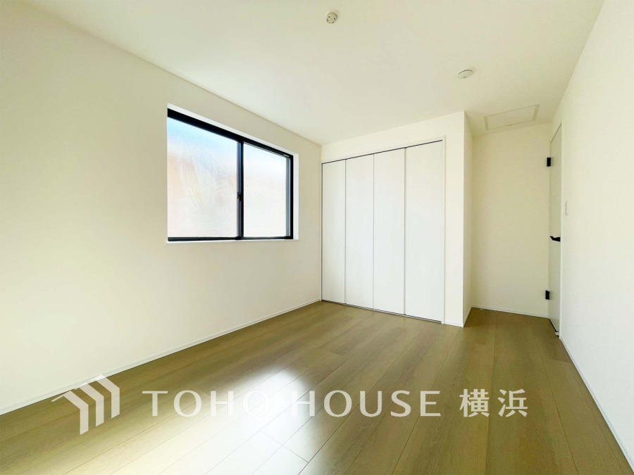 過ぎ行く時間をゆったりと感じることができる落ちついたプライベートルーム。リビングで楽しく過ごした後はゆっくり寛ぎの時間を満喫できます。静かな環境でリラックスタイムを愉しんで。