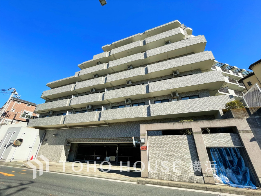 爽やかな青空の下に贅沢なほどに降り注ぐ陽光、豊かな居住性と、クオリティが見事に調和した住空間は、住まうことの喜びを感じさせてくれます。 