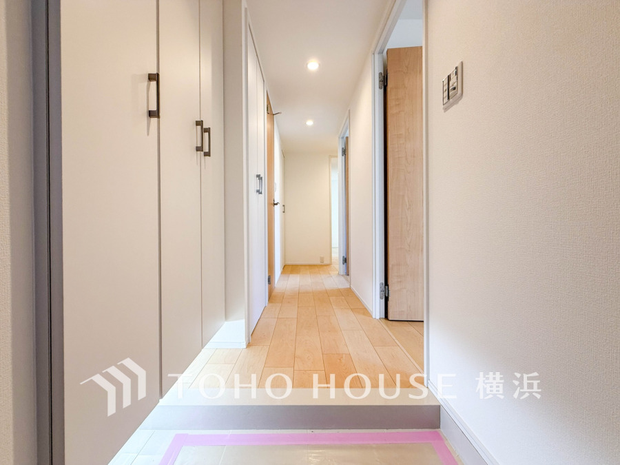 明るく清潔感のある玄関ホールは、大容量の収納でスッキリとした空間を実現しています。