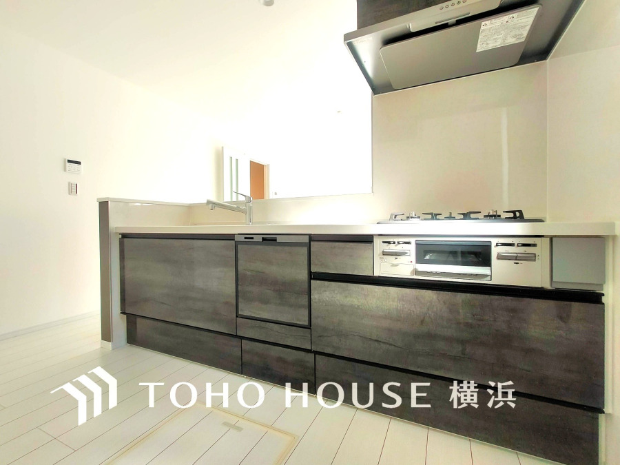 スタイリッシュな対面キッチンを採用。リビングが見渡せるので、お子様を安心して遊ばせながら家事ができ、リビング学習をするお子様にも声がかけやすい自然な距離感。 