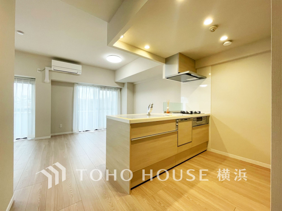 機能性とデザイン性を兼ね備えたシステムキッチン。リビングとの一体感も考慮され、美しい空間が実現。
