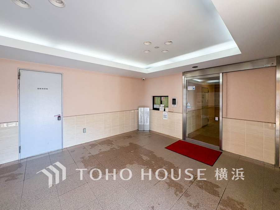 上品で清潔感があるエントランスは住人やゲストを迎え入れ、そして送り出す場にふさわしい上質な空間です。プライベート感が高まるシックな装いのエントランス。