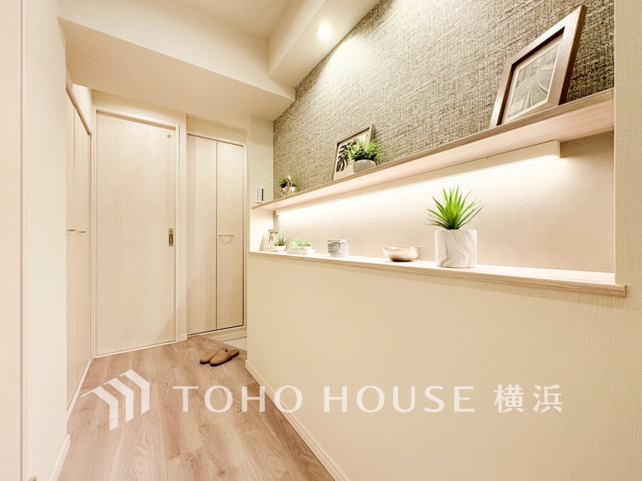 スタイリッシュなカウンターで演出された廊下スペース。