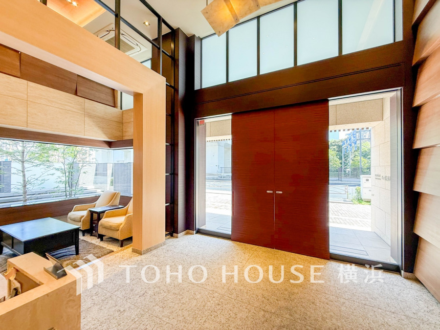 上品で清潔感があるエントランスは住人やゲストを迎え入れ、そして送り出す場にふさわしい上質な空間です。プライベート感が高まるシックな装いのエントランス。